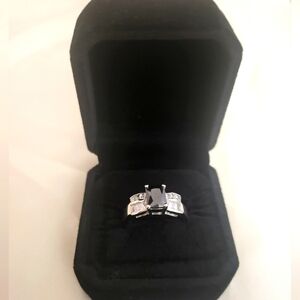 Black Stone Rhinestones Silvertone Cocktail Ring Size 8.5